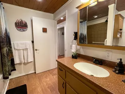 Grumpy Bear Cabin 14