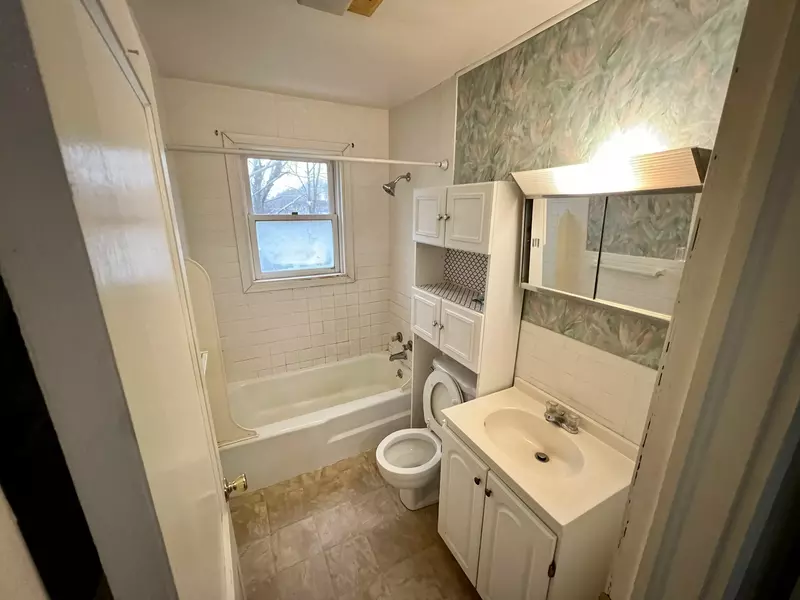 Long Term Rental 1114 bathroom