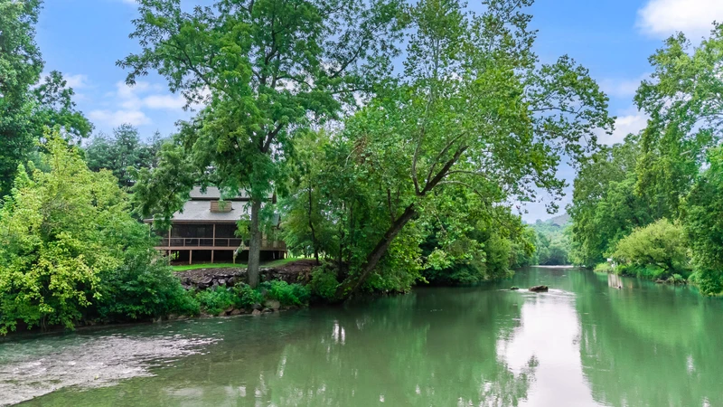 Almost Heaven-Riverfront Getaway