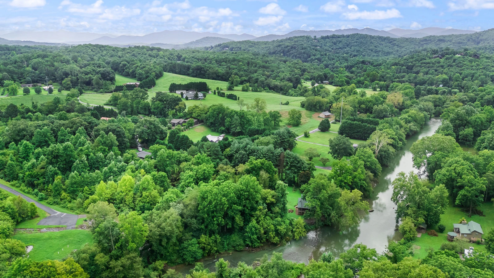 Almost Heaven-Riverfront Getaway