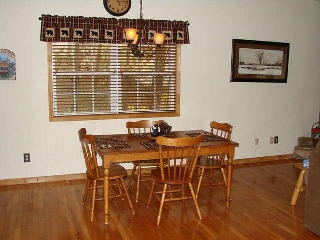 A wood table and chairs in a Murphy NC cabin.
