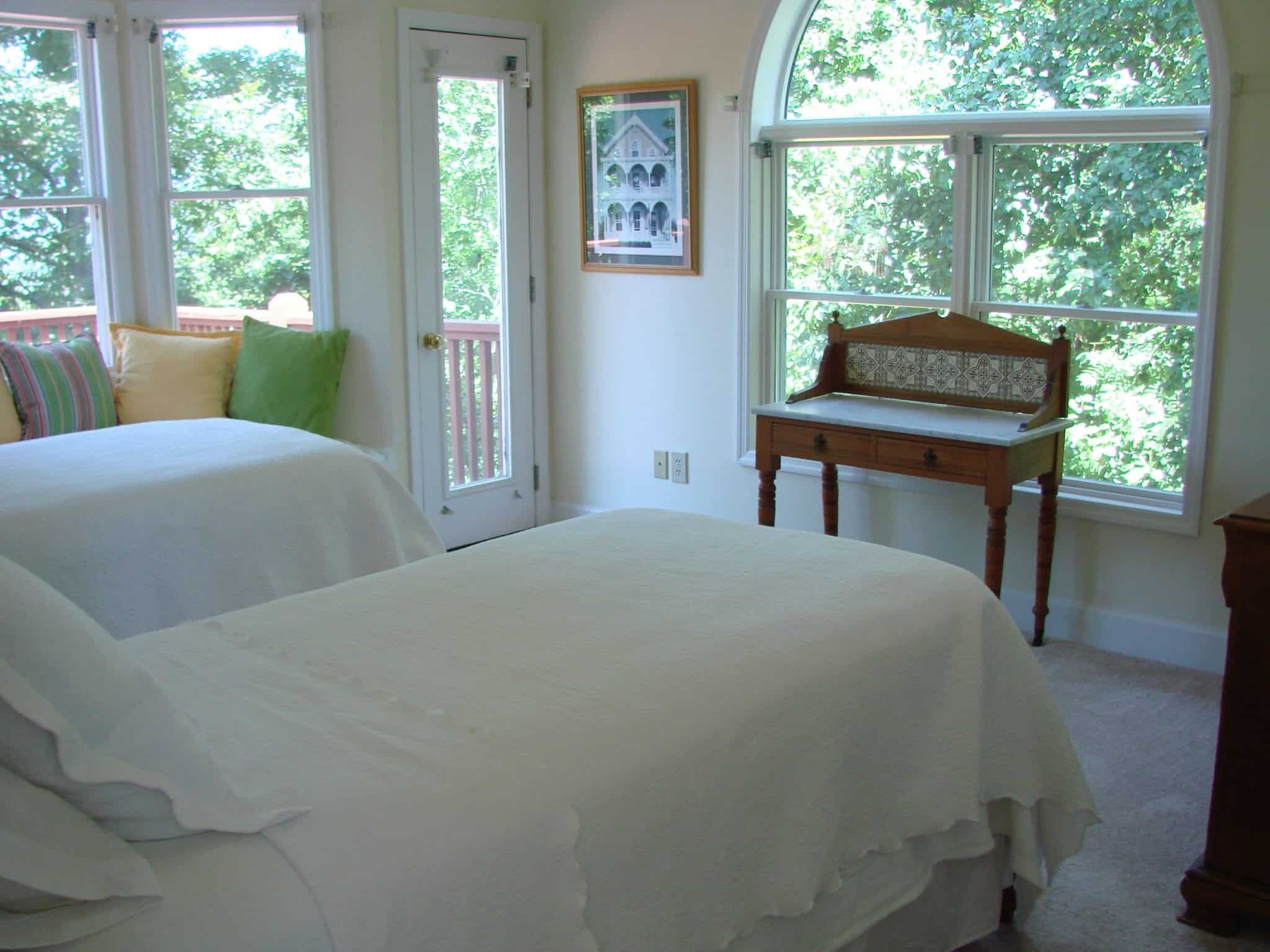 A lovely bedroom in a cabin in Murphy NC.