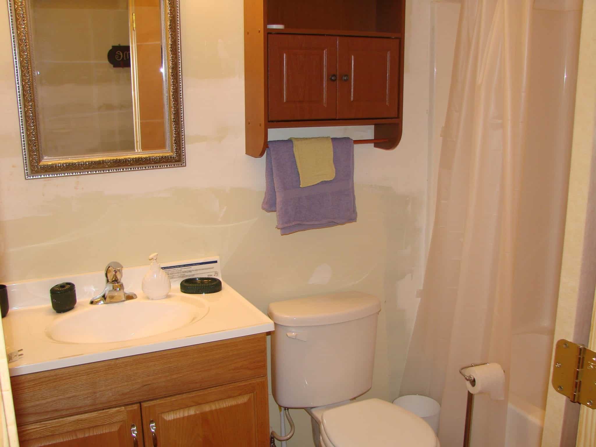 The bathroom in a Murphy North Carolina cabin for rent.
