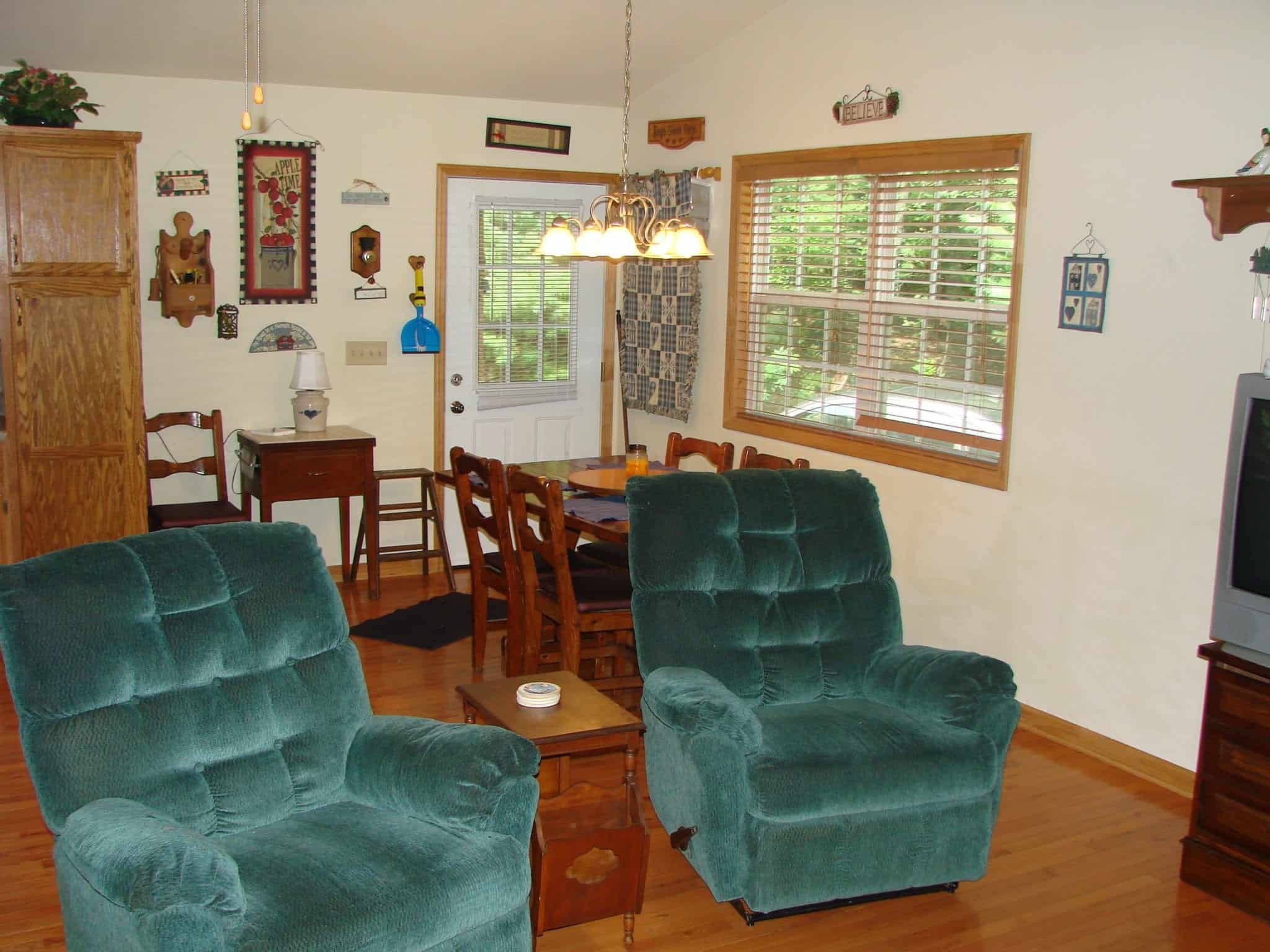 The living and dining area in a Murphy North Carolina cabin rental.