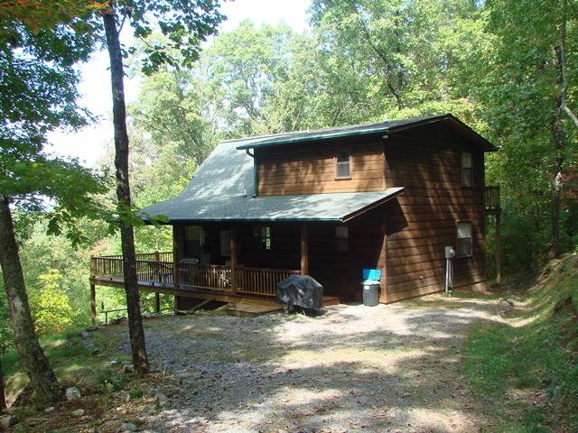 A charming cabin for rent in Murphy North Carolina.