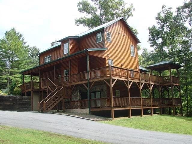 The Sleepy Bear Lodge, one of the best places to stay in Murphy NC.
