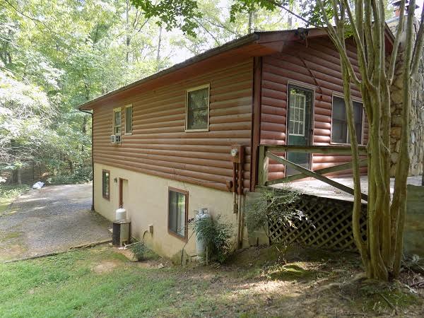 A log cabin in Murphy North Carolina.