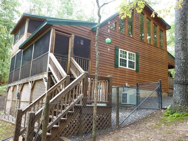 A cabin rental in Murphy NC with wooden stairs.