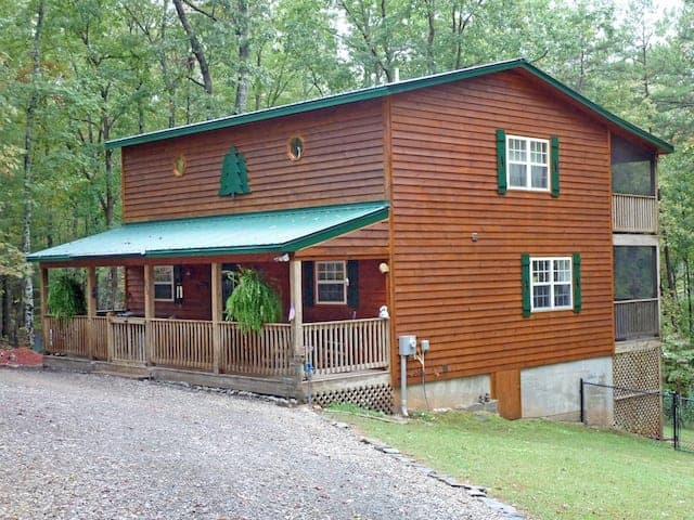 A charming cabin rental in Murphy North Carolina.