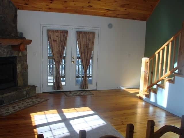 The living area in a beautiful cabin for rent in Murphy NC.
